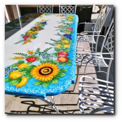 Tavolo in pietra lavica sagomato dipinto a mano