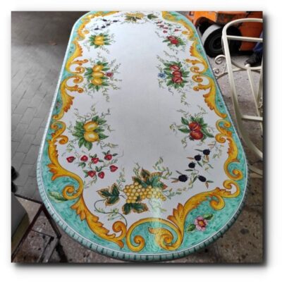 Tavolo in pietra lavica ovale dipinto a mano